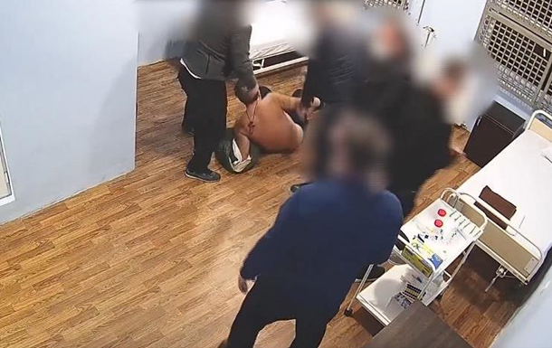 Опубликовано видео жесткого перевода Саакашвили в тюремную больницу
