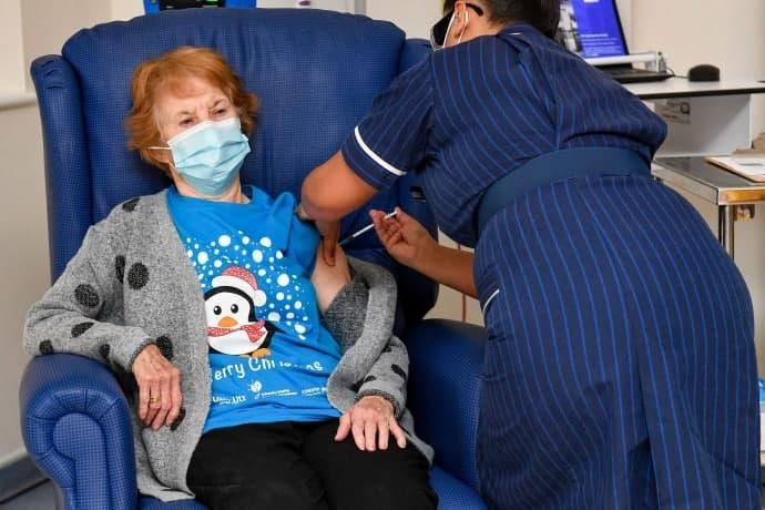ВВС: 90-річна британка першою отримала вакцину Pfizer/BioNTech після "року самотності" 