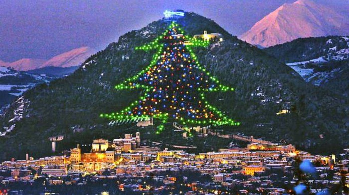 В Италии зажгли самую большую новогоднюю елку в мире