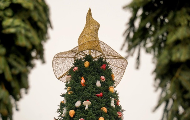 У ПЦУ обурилися "відьомським капелюхом" на головній ялинці країни: "Це Різдво чи Хелловін?"