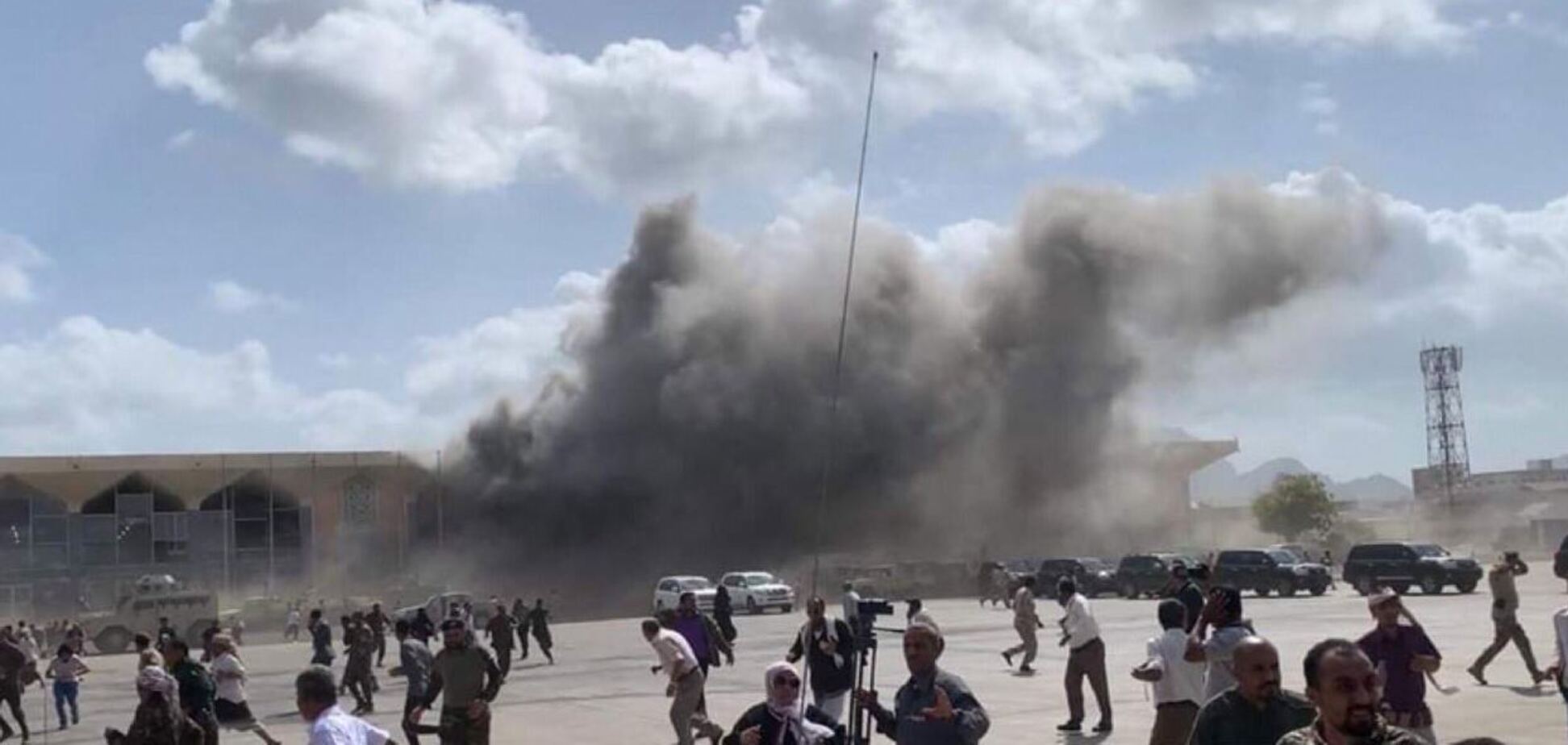 В аэропорту Адена в Йемене прогремел мощный взрыв