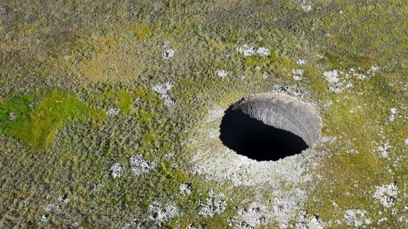 ВВС: Загадкові кратери в російській тундрі. Чому вони непокоять вчених?