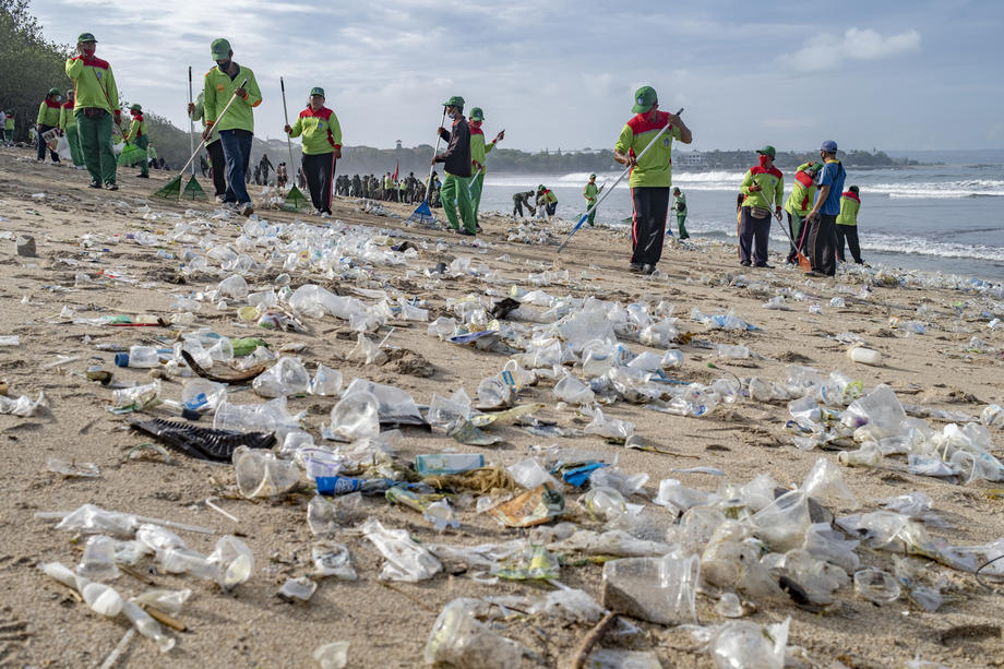На знаменитом пляже Бали собрали 30 тонн мусора