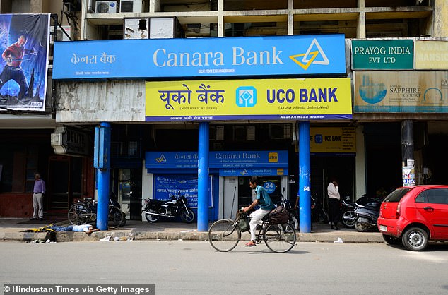 В Индии тело покойника принесли в банк, чтобы снять с его счета деньги