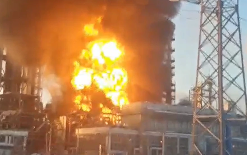 В России вспыхнул мощный пожар на нефтеперерабатывающем заводе, поднялся столб огня и дыма