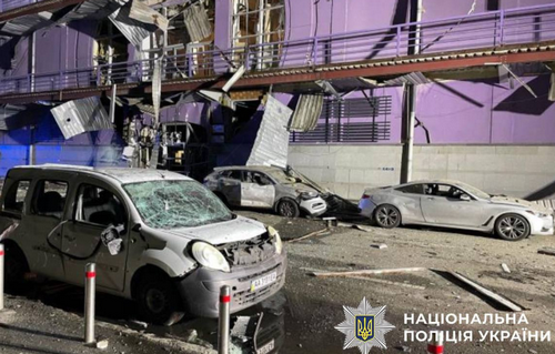 У Києві внаслідок російської атаки пошкоджено будинки, автівки та великий ТРЦ 