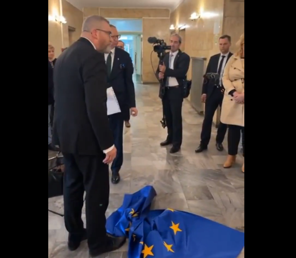 Кандидат у президенти Польщі зірвав прапор ЄС та наступив на нього. ВІДЕО 