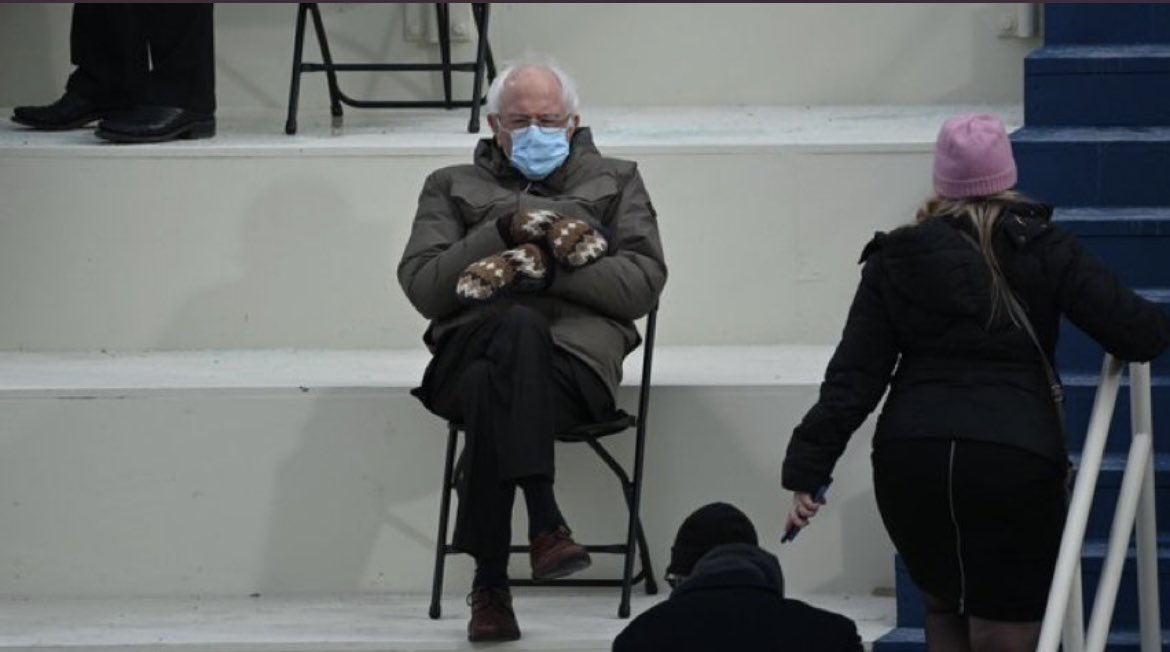 У Берни Сандерса отличное чувство юмора: сенатор выпустил свитшоты с вирусным фото с инаугурации Байдена