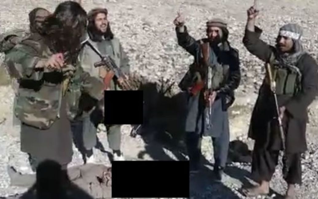 Талибы отрезали афганскому солдату голову и сняли это на видео