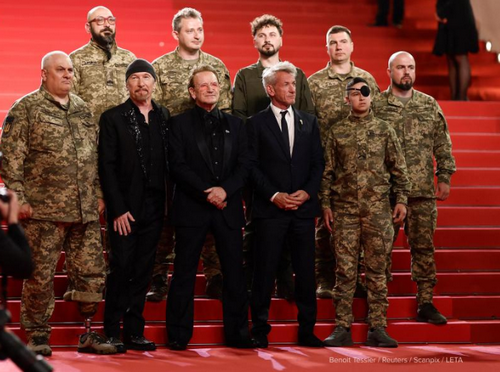 Гриміли 7-хвилинні овації: соліст U2 з'явився у Каннах з українськими військовими