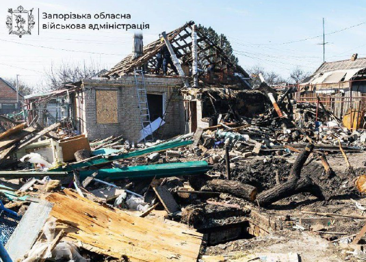 Окупанти скинули п’ять КАБів на будинки у Запорізькій області. Під завалами є люди – ОВА