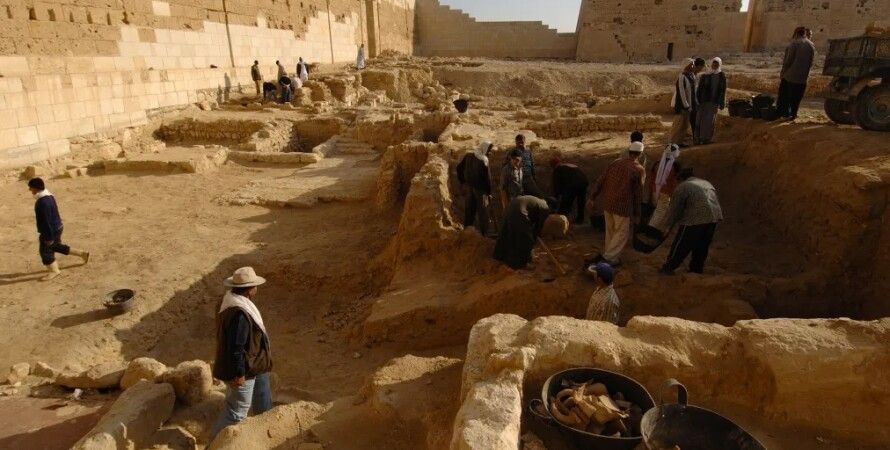 В Египте археологи обнаружили 2000-летнюю мумию с золотым языком 