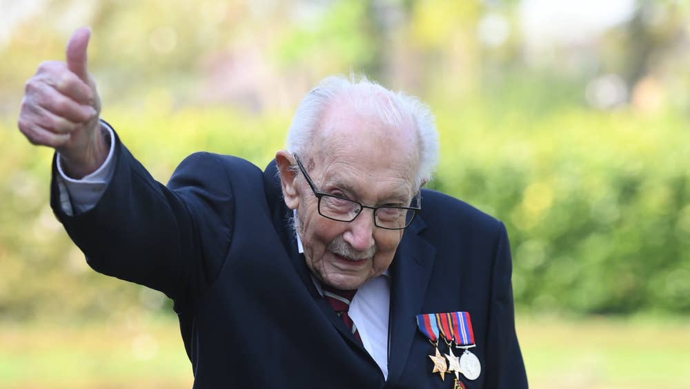 В Великобритании умер 100-летний ветеран Том Мур, который весной собрал более 30 миллионов фунтов для борьбы с коронавирусом