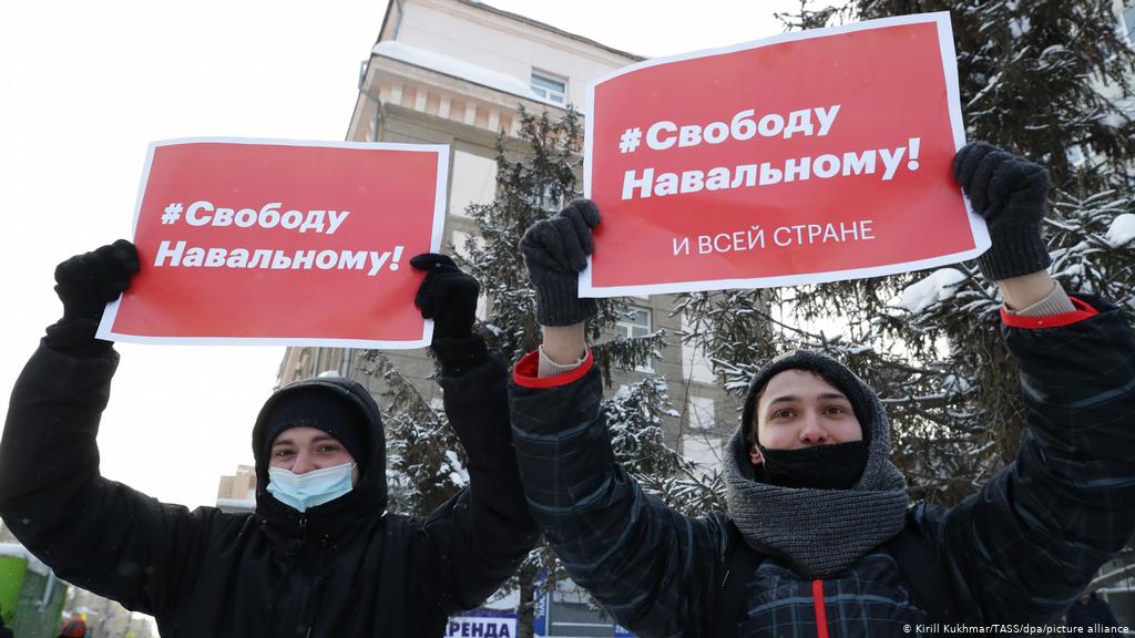 Протесты закончились, начался перформанс? Соратники Навального восстановят митинги в новом формате