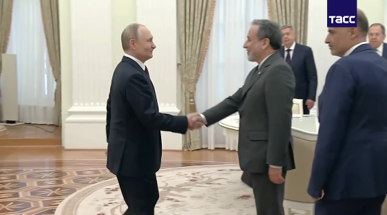 Путін зустрівся з главою МЗС Ірану