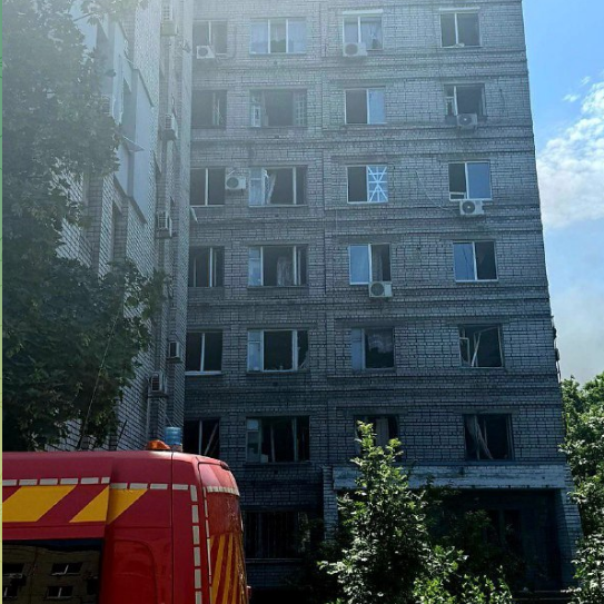 Наслідки удару по Дніпру: пошкоджено 14 шкіл і дитсадків, лікарню та поліклініку. Є загиблий 