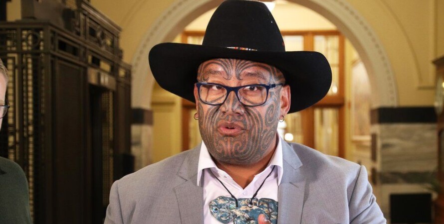 Дресс-код: В Новой Зеландии лидера маори выгнали из зала парламента за отказ носить галстук