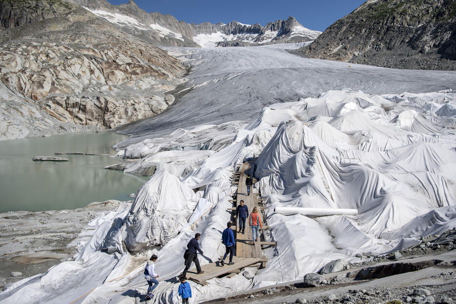 Зачем в Альпах ледники накрывают геотекстилем? ФОТО