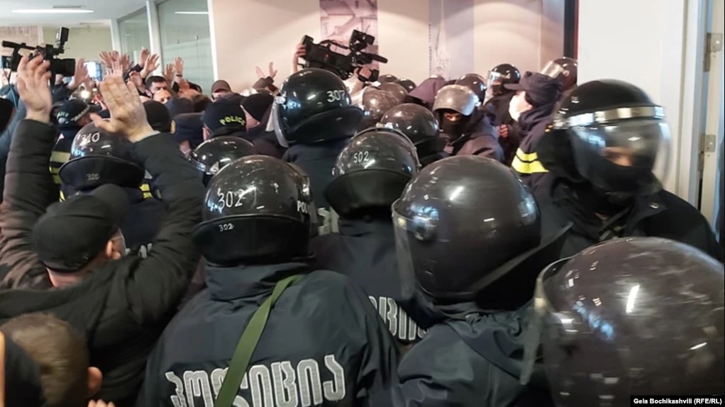 В Грузии со штурмом задержали лидера партии Саакашвили