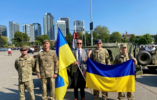 Українські армійці долучилися до військового параду Канади