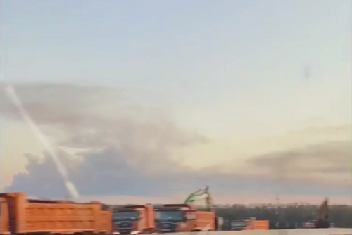 Вогонь не вщухає другу добу: у російському Новошахтинську триває пожежа на НПЗ