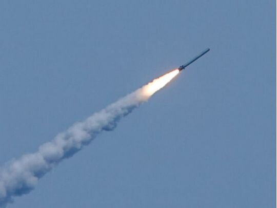 Росія вдарила ракетою по об'єкту інфраструктури в Хмельницькій області: сталася пожежа