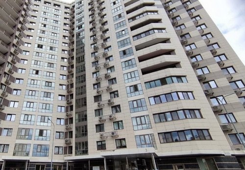  У Києві чоловік випав з 19-го поверху та вижив: що його врятувало 