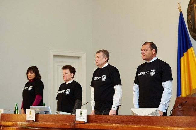 Новый советник Разумкова Чернов проводил сессию Харьковского облсовета в футболке "Беркут" и носил георгиевскую ленту