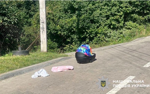 У Львові чоловік поставив люльку з немовлям на дах авто і поїхав