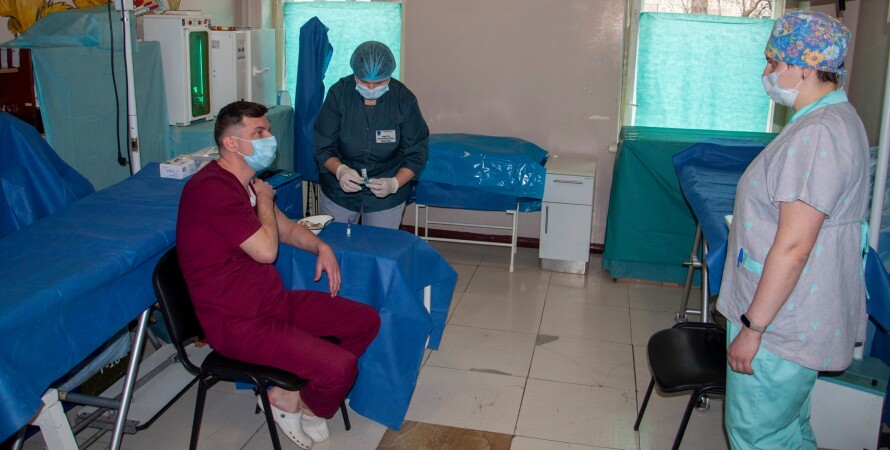 В Украине первый человек получил вторую дозу вакцины
