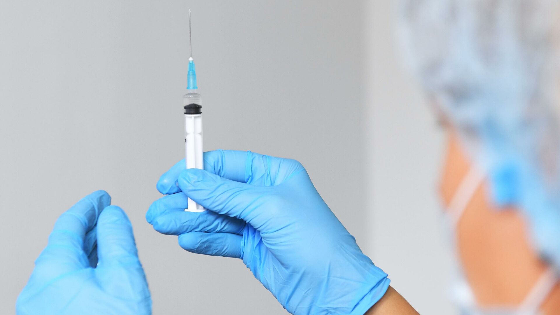 Прививка от гриппа снижает число тяжелых случаев COVID-19