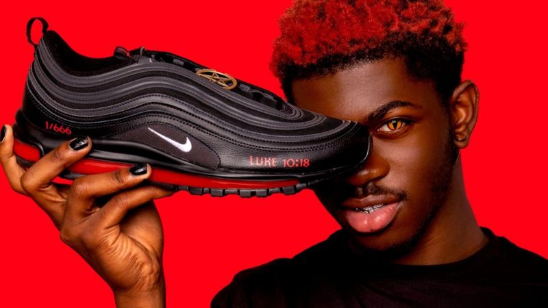 Кросівки з людською кров'ю: Nike судиться через "взуття Сатани" – ВВС