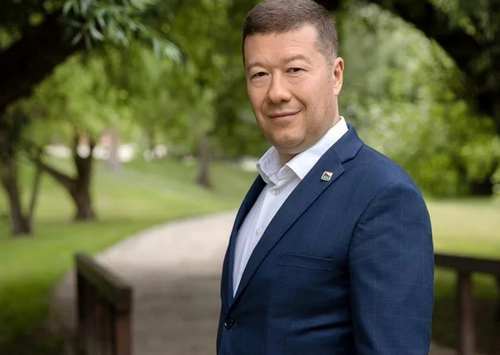 Зірвати прапори України і вигнати біженців: ультраправий політик рветься до уряду Чехії 