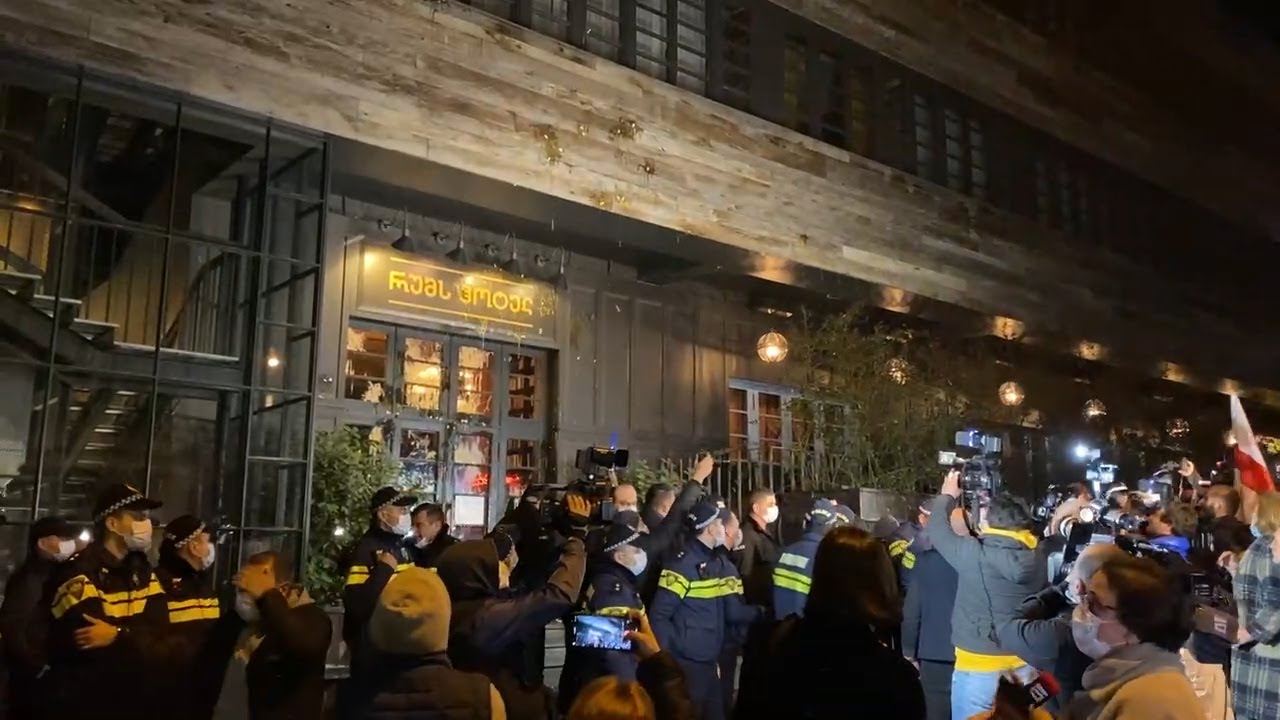 В Грузии забросали яйцами отель, в котором остановился Владимир Познер. ВИДЕО
