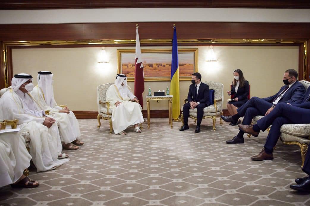 Краще б зустрічі в Катарі не було: сидіти нога на ногу і демонструвати підошву свого взуття – вважається непристойним жестом і образою