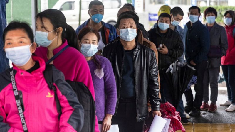 Як Китай заохочує вакцинуватись від коронавірусу: безкоштовна їжа, гроші й примус