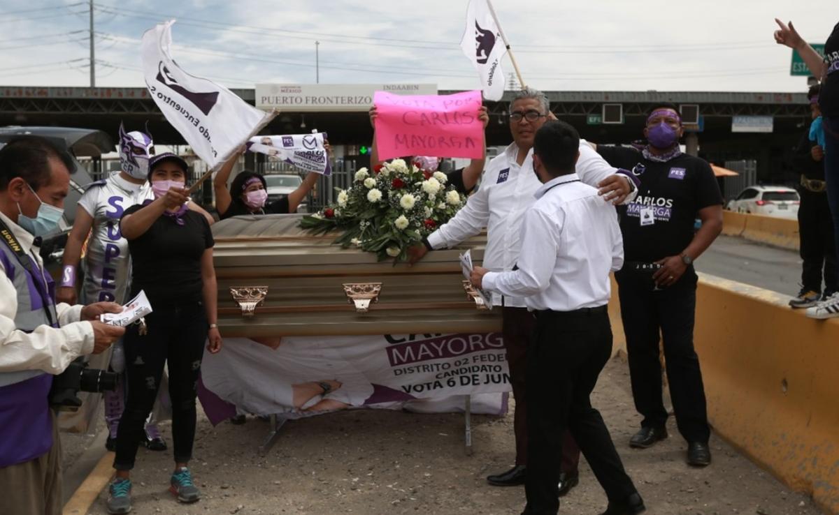 В Мексике политик залез в гроб на встрече с избирателями