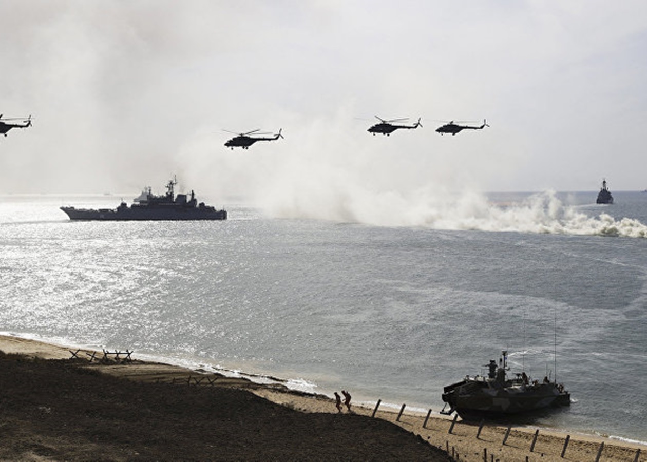 РФ перебрасывает корабли в Черное море для "учений"
