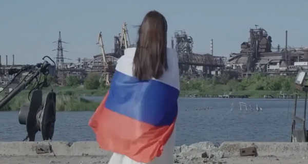 Російські пропагандисти зняли кліп на руїнах "Азовсталі" на пісню "Пливе кача"
