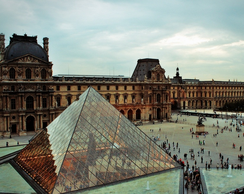 Лувр пограбували дрібні злочинці, а не професійні бандити — прокурор Лувр пограбували дрібні злочинці, а не професійні бандити — прокурор