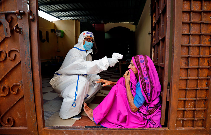 В Индии за сутки зафиксировали 200 тысяч случаев заражения коронавирусом 