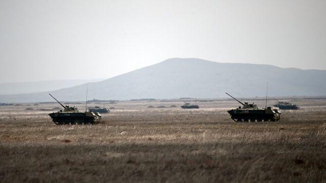 The Economist: Кремль стягивает войска к границе Украины ради "дипломатии принуждения"