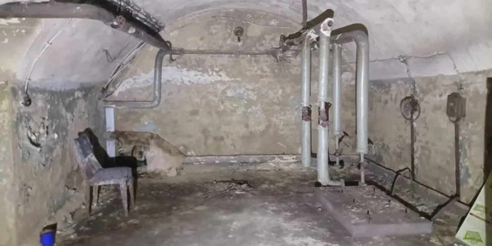 У Польщі чоловік випадково знайшов у підвалі покинутого будинку таємний вхід до ядерного бункера часів Холодної війни