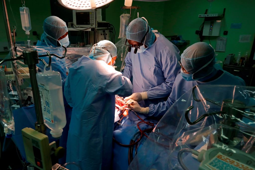 Музыка в операционной: под хип-хоп хирурги работают лучше – Daily Mail