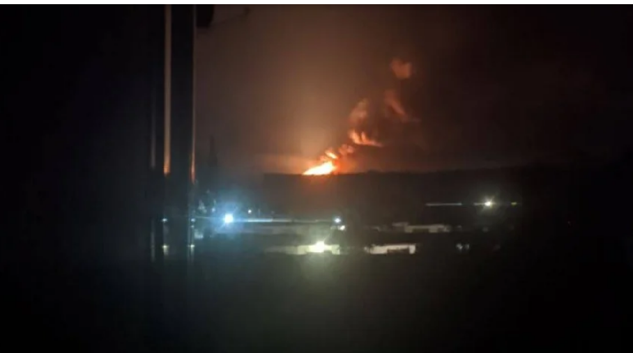 На окупованому Донбасі пролунали вибухи: горять ворожі склади. ВІДЕО