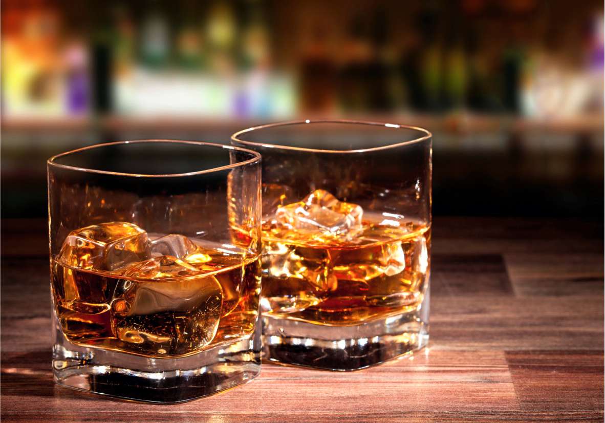 Кабмин планирует поднять цены на алкоголь. Во сколько обойдется бутылка водки, виски и коньяка? 