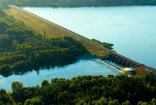 Окупанти вдарили по греблі Печенізького водосховища на Харківщині