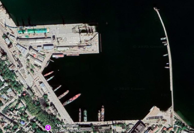 У Феодосії дрон влучив у російський військовий корабель 