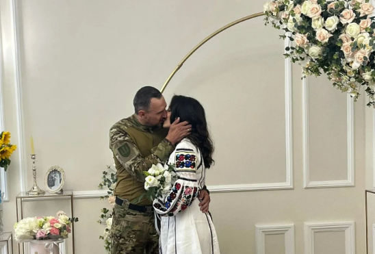 Марічка Падалко показала поцілунок Олега Сенцова з новою дружиною на весіллі 