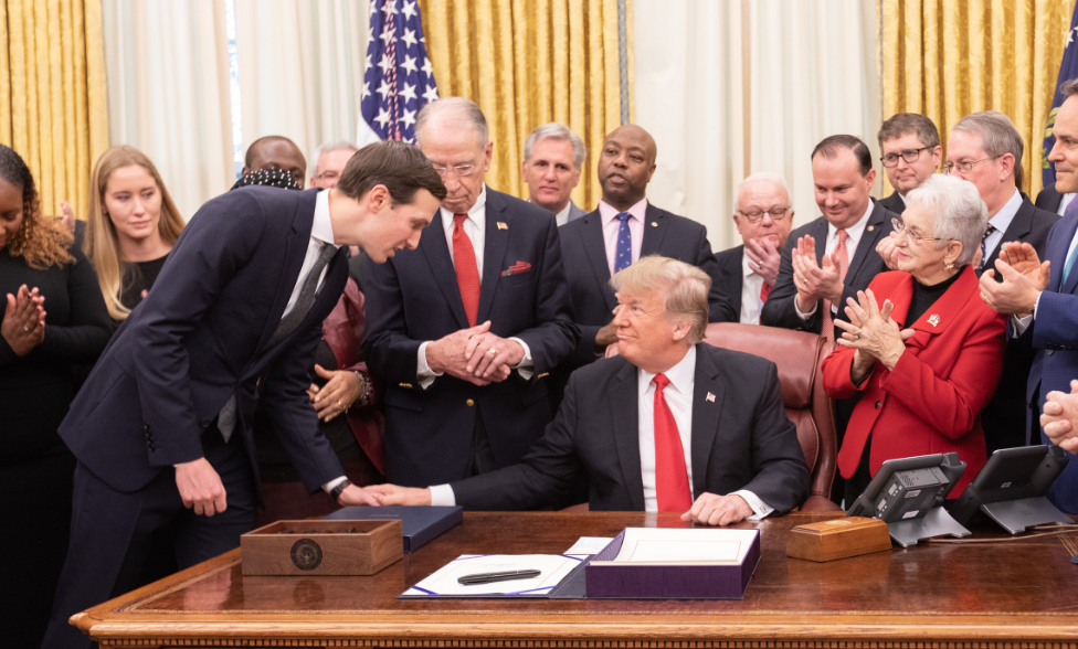 Зять Трампа Кушнер активно втручається в політику США, попри всі обіцянки – Bloomberg